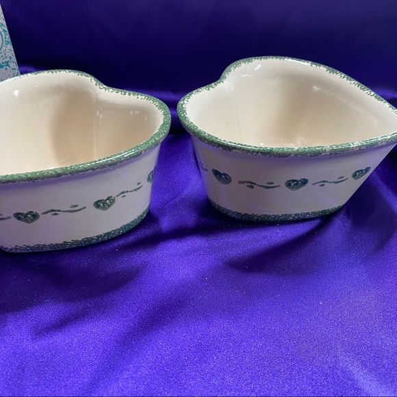 📌 Vintage 1996 Set of 2 Hand Painted Heart Bowl’s never used! Original Box! - Picture 3 of 13